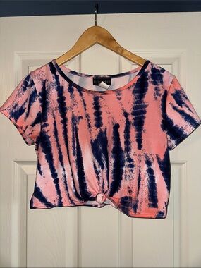 Discreet tie front tie dye crop top